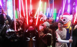 Des fans de Star Wars arrivent déguisés dans un cinéma taïwanais qui diffuse le nouvel opus de la saga intersidérale
Fans dressed as Star Wars characters parade outside a movie theater showing "Star Wars: The Force Awakens" Saturday, Dec. 19, 2015, in Taipei, Taiwan. (AP Photo/Chiang Ying-ying)/XYY106/331668150221/1512191225