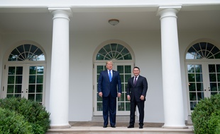 Le chef d'Etat américain Donald Trump accueillant le président de la Mongolie à la Maison-Blanche. (Washington, Etats-Unis)