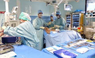 17/06/2015 à Lyon. A l'hôpital de la Croix-Rousse à Lyon, la reconstruction mammaire après cancer se fait grâce à la réinjection de tissus graisseux. Une technique naturelle et en ambulatoire qui vient d'être avlidée par la Haute autorité de santé.