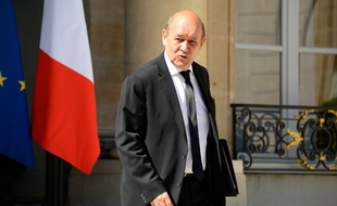 Le ministre de la Défense Jean-Yves Le Drian à la sortie du Conseil des ministres le 19 juillet 2016 à l'Elysée à Paris
