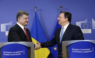 Le président ukrainien Petro Porochenko et le président de la Commission européenne José Manuel Barroso lors d'un sommet le 30 août 2014 à Bruxelles