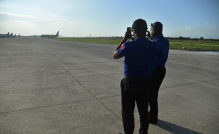 Des employés de sécurité sur une piste de l'aéroport de Port-au-Prince (image d'illustration).