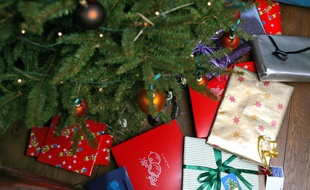 Des cadeaux de Noël sous le sapin