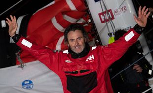 Yannick Bestaven lors de son arrivée comme vainqueur du Vendée Globe, aux Sables d'Olonne le 27 janvier 2021.