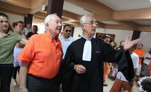 L'ancien président de la Polynésie française Gaston Flosse se présentera de nouveau aux élections territoriales, en avril et mai 2013, a-t-il annoncé jeudi à Tahiti, à l'issue du procès en appel de l'affaire des emplois fictifs dans lequel il était le principal prévenu.