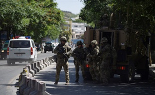 Des militaires américains déployés dans les rues de Kaboul près du lieu d'un attentat perpétré le 31 mai