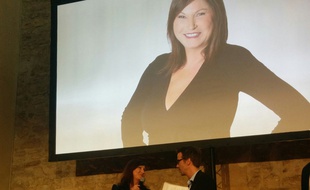 L'animatrice télé Evelyne Thomas et Bruno Fallot, le directeur des programmes de NRJ 12 et Chérie 25, lors de la conférence de rentrée du groupe audiovisuel, le 27 août 2015.