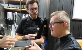 Huit personnes en situation de handicap mental ont été recrutés au Café Joyeux, comme Fabian qui assure le service.