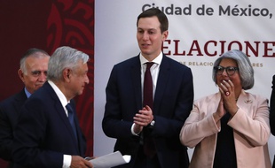 Le président mexicaine Andres Manuel Lopez Obrador (gauche) et le conseiller de la Maison Blanche Jared Kushner après la cérémonie de signature du traité de libre échange USMCA, le 10 décembre 2019 à Mexico.