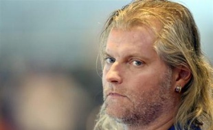 L'ancien entraîneur de la nageuse Laure Manaudou, Philippe Lucas, a été mis en examen vendredi à Melun (Seine-et-Marne) pour vol, usage de chèques falsifiés, abus de confiance, et placé sous contrôle judiciaire, a-t-on appris vendredi de source judiciaire.