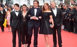 L'actrice Barbara Probst a monté les marches dans une petite robe noire La Redoute