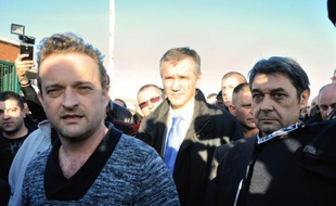Le syndicaliste CGT Mickaël Wamen (g) à côté de Bernard Glesser, DRH de l'usine Goodyear qui vient d'être séquestré, le 7 janvier 2014 à Amiens