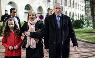 Caroline Collomb aux côtés de son époux Gérard Collomb, le maire de Lyon lors du premier tour des élections municipales de 2014.