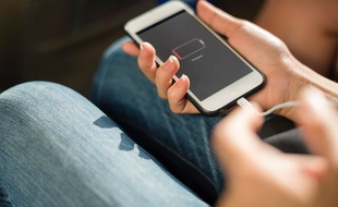 Les smartphones et autres appareils en charge seraient à l'origine de la moitié des incendies domestiques aux Pays-Bas.