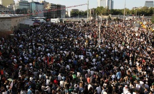 Plus de 2.000 personnes se sont réunies mardi soir en lisière de la place Taksim à Istanbul pour dénoncer la décision de la justice de laisser un liberté un policier accusé d'avoir tué un manifestant, a constaté un journaliste de l'AFP.