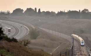 Un TGV circule sur la ligne à grande vitesse entre Rennes et Paris, ici à proximité de Laval.