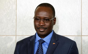 Le lieutenant-colonel Isaac Zida, dans son costume de nouveau Premier ministre du Burkina-Faso, le 24 novembre 2014, à Ouagadougou