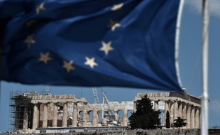 Le drapeau européen flotte au dessus du Parthénon le 7 juillet 2015 à Athènes