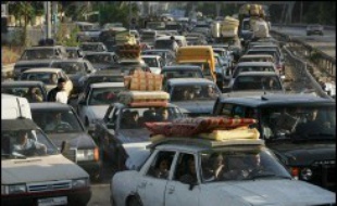 En attendant, encouragé par la trêve, un flot continu de voitures a acheminé des milliers de Libanais vers les villes et villages qu'ils avaient désertés. Les routes ont été engorgées par de nombreux bouchons, entre Beyrouth et le sud.