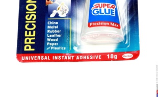 Un paquet de Super glue. ILLUSTRATION