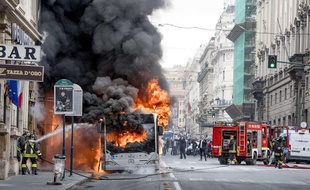 Un bus a pris feu dans le centre de Rome, le 8 mai 2018.