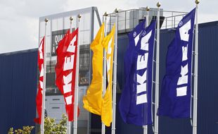 Des drapeaux devant un magasin Ikea (illustration).