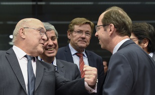 Michel Sapin (à g.) discute avec son homologue slovénien Dusan Mramor, à Bruxelles, le 7 décembre 2015. AFP / JOHN THYS