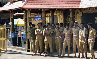 Des policiers indiens devant le temple de Sabarimala, où un prêtre a procédé à une purification après l'entrée de deux femmes dans le bâtiment, le 2 janvier.