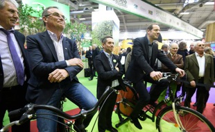 Le patron du Tour de France, Christian Prudhomme (d) et Bernard Hinault (2è g), le 3 mars 2016 au salon de l'agriculture à Paris