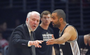 Sorti des play-offs NBA dès le premier tour le 2 mai, Tony Parker, ici aux côtés de son entraîneur Gregg Popovich, sera de retour en France vendredi.