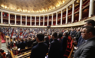 Les députés debouts lors d'une minute de silence en hommage aux victimes des attaques dans l'Aude.