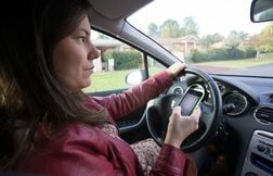 Réservées aux femmes, ces places de parking roses font scandale en Espagne