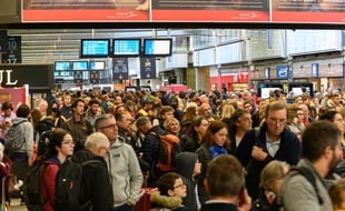 Illustration d'une journée de grève à la gare de Montparnasse Paris.