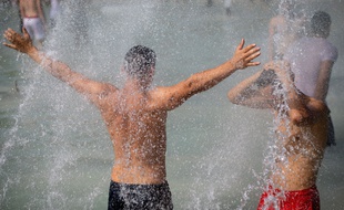 Paris vient de connaître un nouveau record de chaleur, avec plus de 41°C peu avant 14 heures. Les prévisionnistes arrêteront ce record dès vendredi, car les températures vont encore grimper dans la journée.