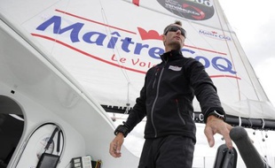 Le Français Jérémie Beyou, qui participe au Vendée Globe, a signalé un problème avec la quille de son bateau (Maître CoQ) et se déroute vers les îles du Cap Vert pour procéder à une inspection.
