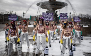 Des Femen lors d'une action militante place de la Concorde à Paris, dimanche 8 mars.