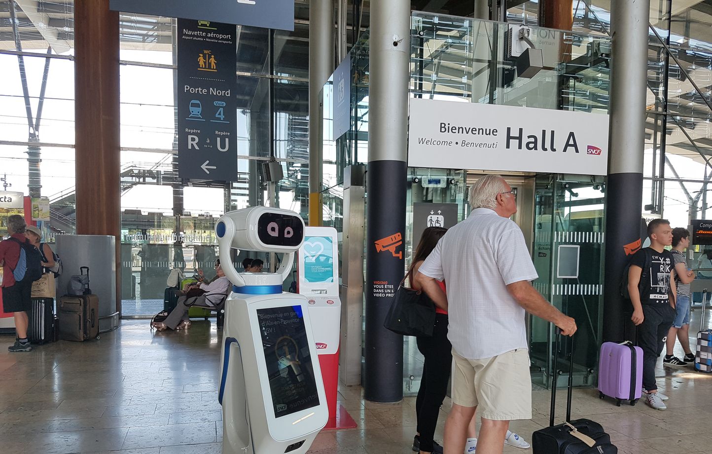 Quatre robots accompagnent les voyageurs d'Aix-en-Provence TGV