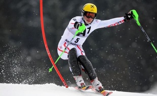 L'Autrichien Marcel Hirscher, au coeur d'une polémique au sujet de ses passages de portes, a été condamné à une amende pour avoir poursuivi sa course après avoir enfourché lors des slaloms de Kitzbühel et Wengen, a indiqué mardi la FIS.
