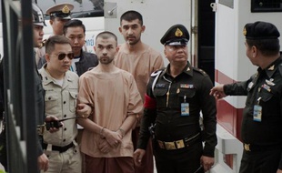 Adem Karadag Mohammed et Yusufu Mieraili à leur arrivée le 16 février 2016 au tribunal à Bangkok