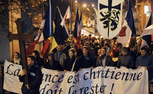 Des peines d'amende ferme de 200 à 2.000 euros ont été prononcées vendredi à l'encontre de 32 catholiques intégristes ayant perturbé en octobre 2011 le déroulement au Théâtre de la Ville, à Paris, d'une pièce de Romeo Castelluci.