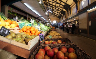Les halles centrales de Rennes sont souvent fréquentées par des seniors et des familles du quartier.