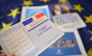 Une carte électorale, et des tracts des candidats aux élections européennes du 26 mai 2019