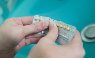Une plaquette de pilules contraceptives. Illustration.
