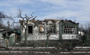 Une maison endommagée par les combats à Nikishyne, près de Debaltseve, dans l'est de l'Ukraine, le 11 mars 2015