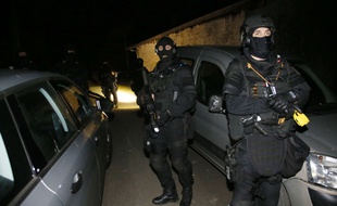 Des policiers du RAID ont participé à une opération contre l'organisation séparatiste basque ETA le 16 décembre 2016, dans les Pyrénées-Atlantiques.