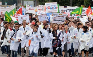 Le mouvement de protestation des salariés de Sanofi a pris de l'ampleur jeudi à Toulouse, avec la première journée entière de grève sur le site et le renfort de près de 200 autres grévistes, arrivés de région parisienne et de Montpellier, a constaté une journaliste de l'AFP.