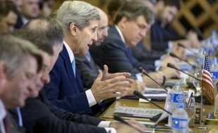 Le secrétaire d'Etat américain John Kerry (c) au ministère des Affaires étrangères au Caire, le 2 août 2015