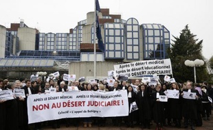 Des professionnels du droit manifestent contre la réforme Macron à Bobigny, en Seine-Saint-Denis, le 1er décembre 2014