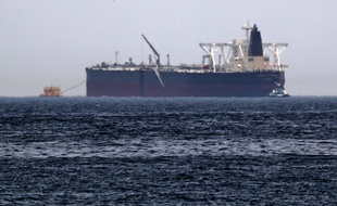 L'Amjada, l'un des pétroliers victimes d'acrtes de sabotages, au large des côtes du Golfe, le 13 mai 2019.