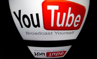 Le logo "YouTube" sur l'écran d'une tablette